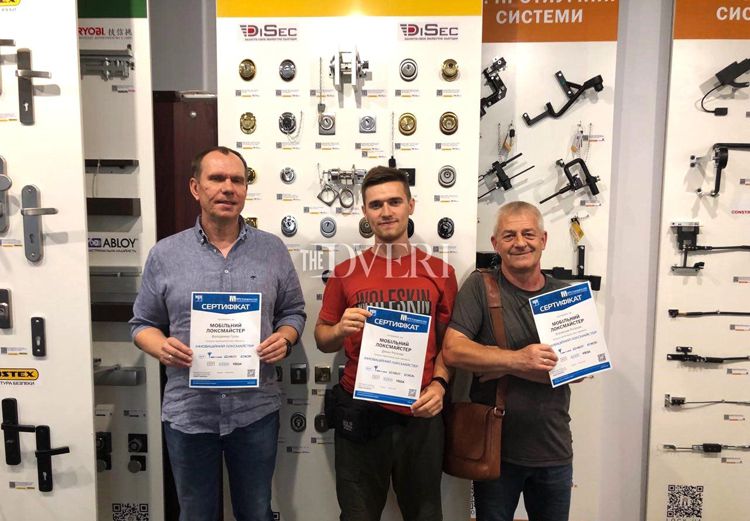 колектив сервісу із заміни замків zdveri